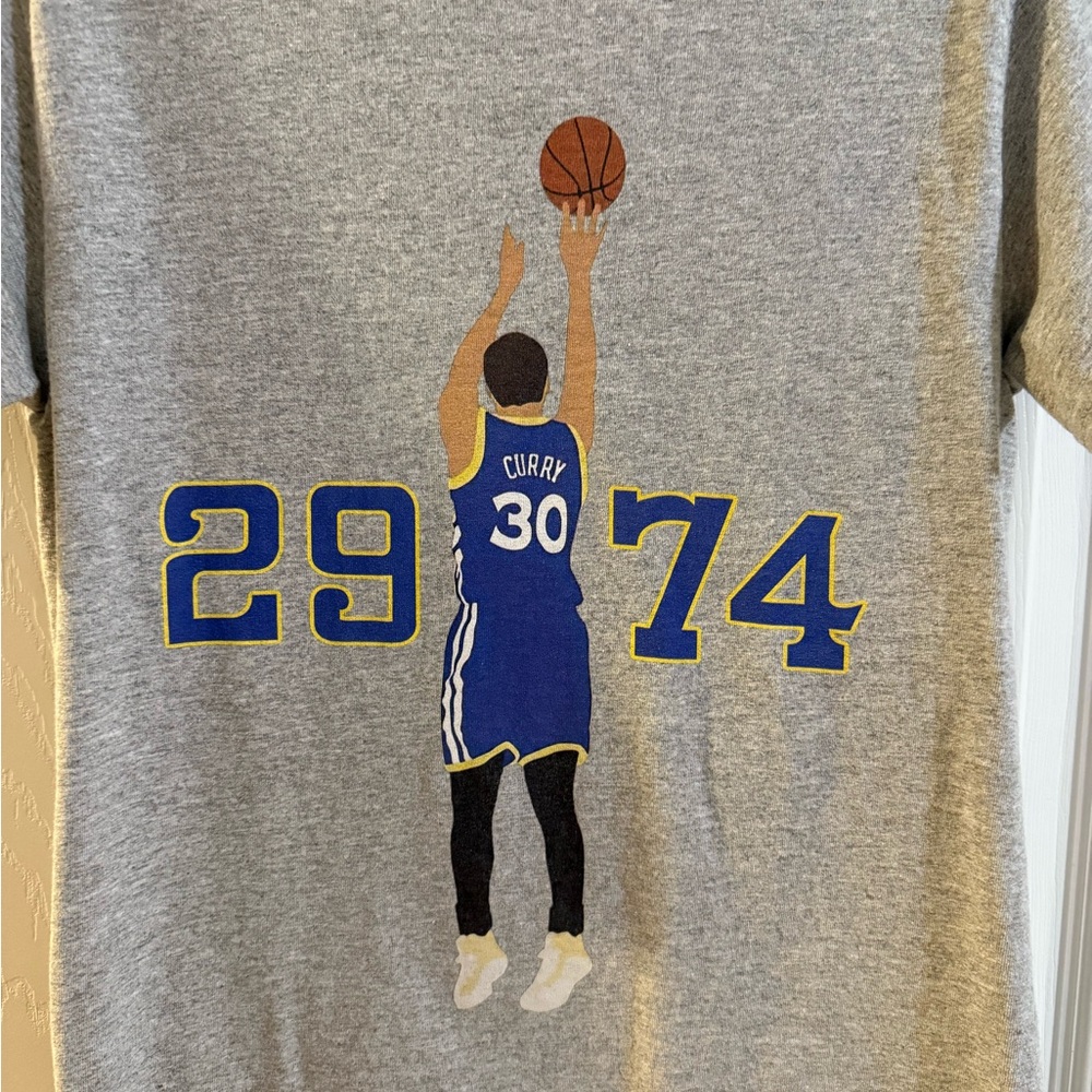 Steph Curry Gray Graphic T-Shirt. Record breaking 2974th 3-pointer 🏀 - Picture 2 of 4